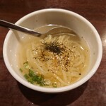 炭火焼肉 久 - 比内地鶏出汁の冷麺　ブラックペッパーが効いて珍しい