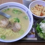 スガキヤ - 肉入りラーメン、サラダセット　半額で320円