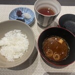 川梅 懐石・鮨 - お食事。土鍋で炊いたご飯と赤だし。