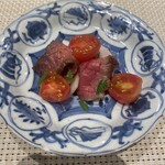川梅 懐石・鮨 - 和牛にミニトマトの山椒オイル漬け。山椒オイルが良いアクセント。