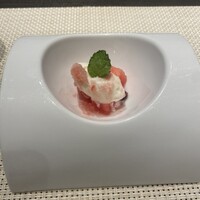 川梅 懐石・鮨 - デザート。甘酒のアイスとスイカのグラニテ。スイカのシャーベットがけ。小豆とミント添え。