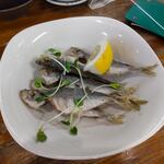 中央酒場 - 小あじのから揚げ450円+お酢を掛けてもらっています