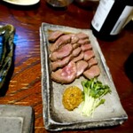 蕎麦人 秋 - 焼物(牛肉のタタキ(味噌とカイワレ))
