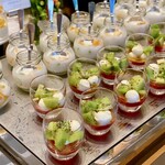 ザ・テラス - モッツァレッラチーズとマンゴーのココナッツスープ、トマトとキウイのカプレーゼ