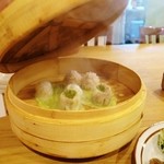 m table. - 蒸籠を開けると湯気と歓声が！