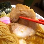 三麺流 武者麺 江坂店 - チャーシューはバラ肉を使っているみたいですね。トロトロに柔らかいです。