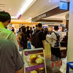 きのとや 新千歳空港店 - 平日12時頃でもこの行列