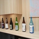 Issaku - 店内に並ぶ日本酒