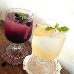 喫茶 tameiki - レモネード 650円✨ブルーベリーソーダ 680円✨セット割引△50円×2。初めて冷たいドリンクに挑戦。自家製シロップのエードやソーダは おわかりしたくなる美味しさです。