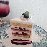 喫茶 tameiki - ブルーベリーのショートケーキ 720円✨サワークリーム入りの軽い生クリームにブルーベリーが好相性のショート。ブルーベリーソーダ 680円とあわせて。
      