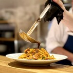 洋食 おがた - デミグラスソースが加わることで一層おいしくなるナポリタン