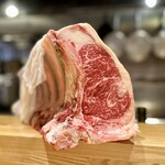 洋食 おがた - 「サカエヤ」で手当てされた熟成肉を客の前で披露