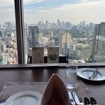 アーティスト カフェ - ソファ席から43階の眺め