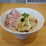 麺飯食堂 三羽鴉 - 当店イチオシ【SANBA白湯】オリジナル白湯に黒マー油と辛味噌醤がトッピングされたお得な一杯！