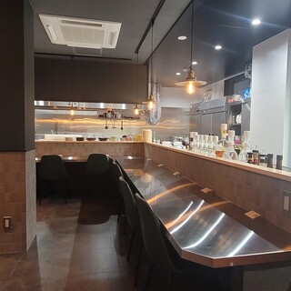 カウンター越しに会話が弾む交流もにぎやかな創作酒場