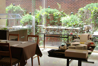 レストラン・ヴェルデュール - 大きなガラスがアイコンです