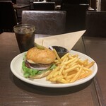 ウルフギャング・パック エクスプレス - WPアメリカンバーガー　¥1,600
コカ・コーラ　¥200 (ランチセットドリンク)