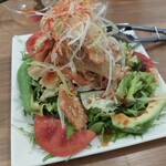 八丁堀 八百屋バル - カリカリごぼうとアボガドのサラダ