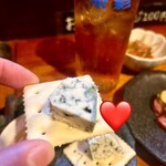 中央1丁目カフェ - くさ〜いチーズとハチミツ合う合う❤️