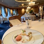 トゥールダルジャン - フロマージュブランのガトー仕立て
      赤スグリと桃のソルベ添え