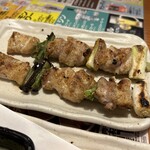 鳥貴族 - そしてコレですよ。貴族焼！安い旨い！最初は必ずスパイス。次がタレですね。今日はこの後貴族焼のモモが品切れになってしまいオーダーできず。。。