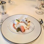 トゥールダルジャン - フロマージュブランのガトー仕立て
      赤スグリと桃のソルベ添え