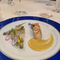 トゥールダルジャン 東京 - スズキのグリエ 南仏風エビスソース
                  爽やかなフヌイユのプレゼとアーティチョークのクルスティアン
