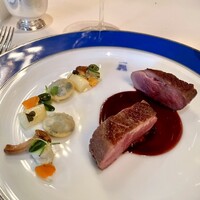 トゥールダルジャン 東京 - 幼鴨のローストハスカップソース
                ズッキーニのトゥルビオンとプレットのバルバジュアン
