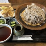 丸五そば屋山大前 - わかりにくいですが、すごい量です。天ぷらの上に乗っていたのは、スライスされた「きゅうり」の天ぷらではなく、輪切りにされた「ズッキーニ」の天ぷらでした。緑色でしたので、勘違いwww