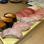 銀のさら - 鮭イクラ軍艦、マグロ、炙りトロサーモン、炙り中トロ、中トロ