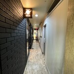 175°DENO担担麺 - 店舗に続く通路