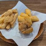 ダイニング WAZN - ポテトフライ、トッポギ揚げ、フライドチキンのセット。