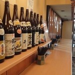 がんぎ - お酒が並ぶカウンター席