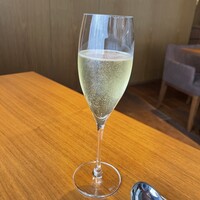 中国料理 「王朝」 ヒルトン東京 - 【平日限定】選べるメイン2品！週替わりランチ＋乾杯ドリンク
                    モエシャンドン