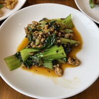 中国料理 「王朝」 ヒルトン東京 - 【平日限定】選べるメイン2品！週替わりランチ＋乾杯ドリンク
                      雪菜肉末青菜
                      豚肉、高菜、青菜の炒め