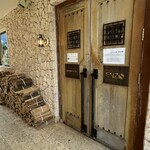 pizzeria da ENZO - 入り口の扉が洒落てますね