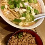 ら～めん山家 - 元祖とんこつ　ネギ増し　鶏そぼろ丼