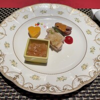 金香楼 - 【ヌーベルシノワ 吉祥】フカヒレ壷煮・牛ヒレ・魚など高級食材＋乾杯スパークリングワイン含む1ドリンク
                    フレンチスタイルの四種彩り前菜