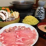 Chanko Daigaku - ４～５名様様のお鍋のコース『ファミリー関取鍋』。うどんかラーメンをお選び頂けます。締めの雑炊も付いております。