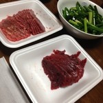 大西肉店 - その日の食卓（手前が赤身、奥が中トロ）