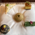 SPICE LAB TOKYO - 珍しい前菜。下のクッションみたいなのも陶器の皿です。