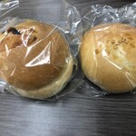 丸十ベーカリー - 右→あんぱん（こしあん）