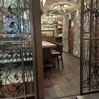 ビストロあじと - 落ち着いた店内です。奥の方にテーブル席がいくつかあり結構広いそうです。