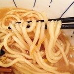 麺恋処 き楽 - 麺は200gにしましたが、しっかりしたコシがある中太麺で、食べ応えがあります。
            
