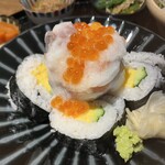 炙屋 - フィルムを外すとトロロの雪崩の中には、ブリ、マグロ、帆立、タコ等の駒切れが隠れていました