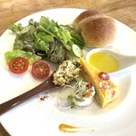 パッシオーネ - 前菜　サラダ　自家製田舎パン