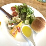 パッシオーネ - 前菜　サラダ　自家製田舎パン