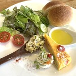 パッシオーネ - 前菜　サラダ　自家製田舎パン