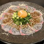 居酒屋はまちゃん - 卵黄で食べる胡麻カンパチ900円　はまちゃんに来たら必須オーダーですよ。卵黄と青ネギと胡麻タレを混ぜて。