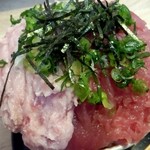 魚楽 - まぐろ２色丼、ごはん大盛り（アップ）